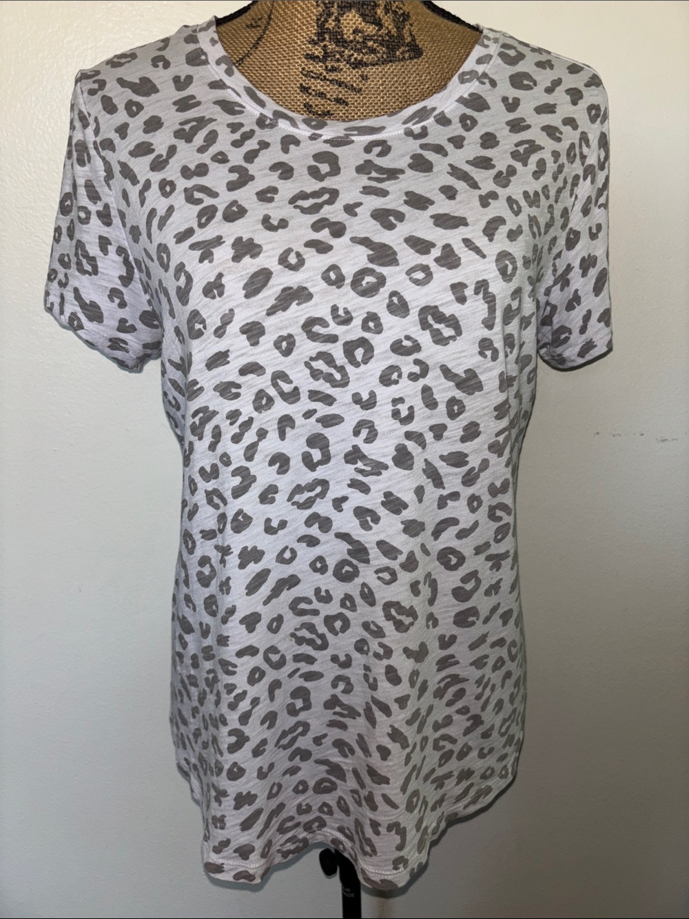 Old Navy Sz M Women's Short Sleeve Leopard Print Tee - White & Gray